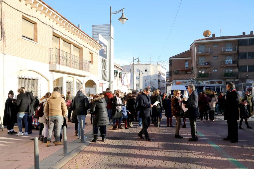 Ofrenda Floral 2023 - Imagen del público reunido antes de comenzar la ofrenda en la plaza de la Artesanía.