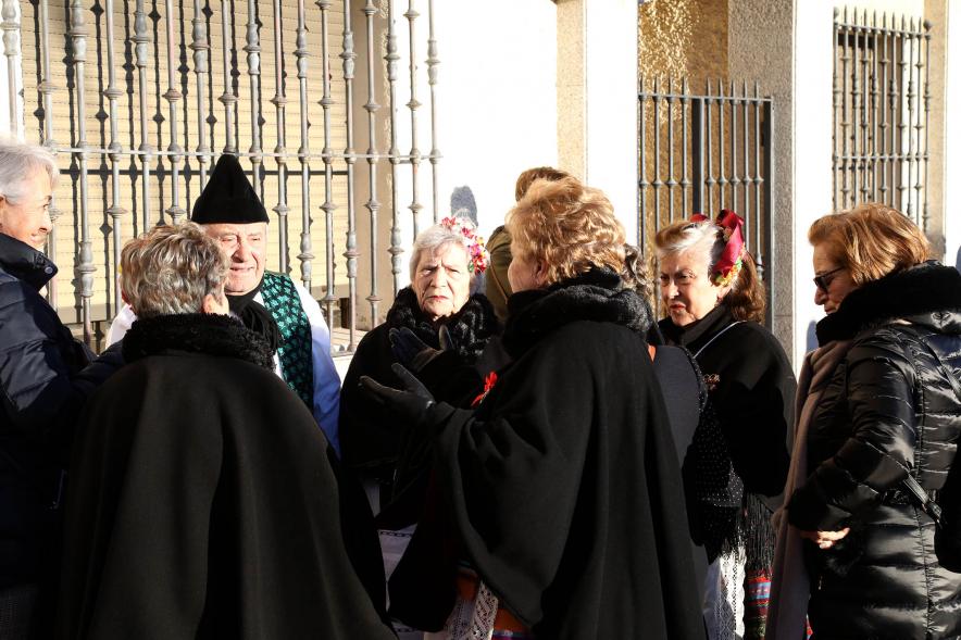 Ofrenda Floral 2023 - Imagen del público reunido antes de comenzar la ofrenda en la plaza de la Artesanía.