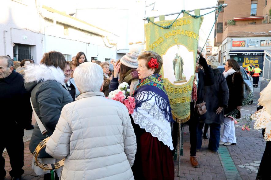 Ofrenda Floral 2023 - Imagen de personas junto al estandarte de la Cofradía de San Lesmes Abad, en la plaza de la Artesanía.
