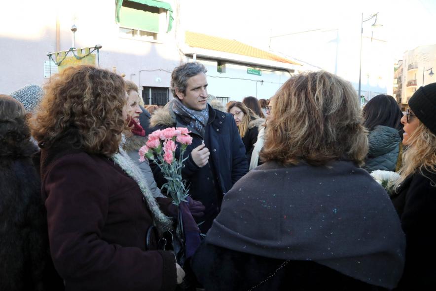 Ofrenda Floral 2023 - Imagen del alcalde Aitor Retolaza charlando con un grupo de oferentes.