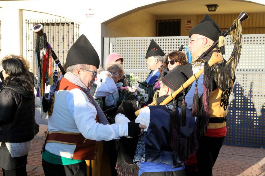 Ofrenda Floral 2023 - Imagen de un grupo de miembros de Xuntanza de Galegos ensayando con sus gaitas.