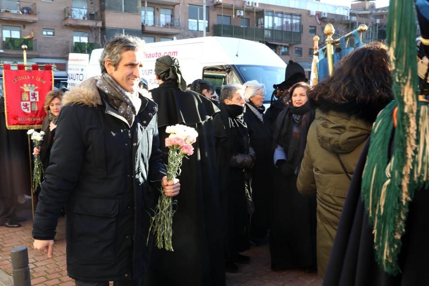 Ofrenda Floral 2023 -  Imagen del alcalde Aitor Retolaza llegando con flores.