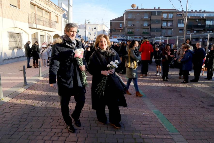 Ofrenda Floral 2023 - Imagen del alcalde Aitor Retolaza y la concejala Rosario Tamayo llegando sus flores.