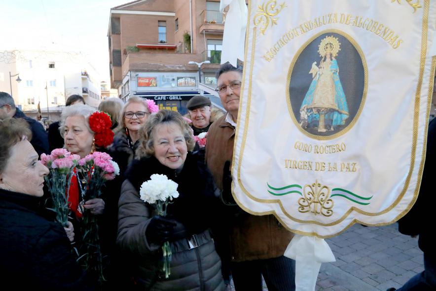 Ofrenda Floral 2023 - Imagen de personas junto al estandarte de la Asociación Andaluza de Alcobendas-Alcolar, en la plaza de la Artesanía.