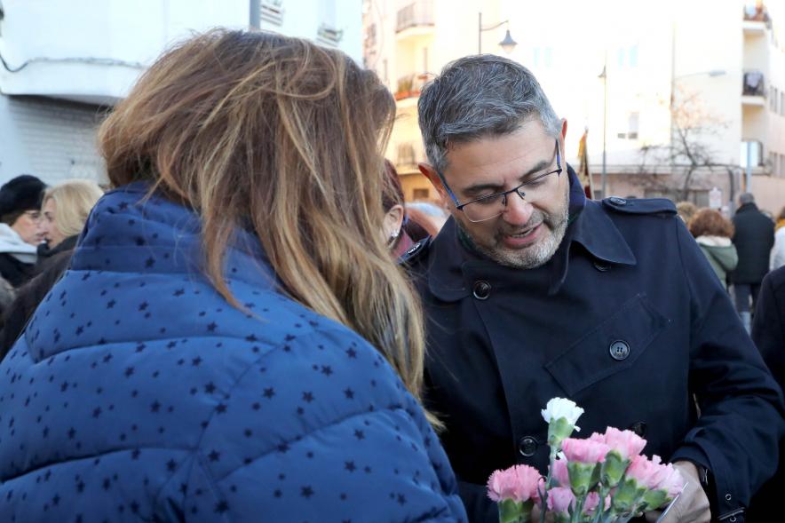 Ofrenda Floral 2023 - Imagen del vicealcalde Rafael Sánchez Acera con sus flores.