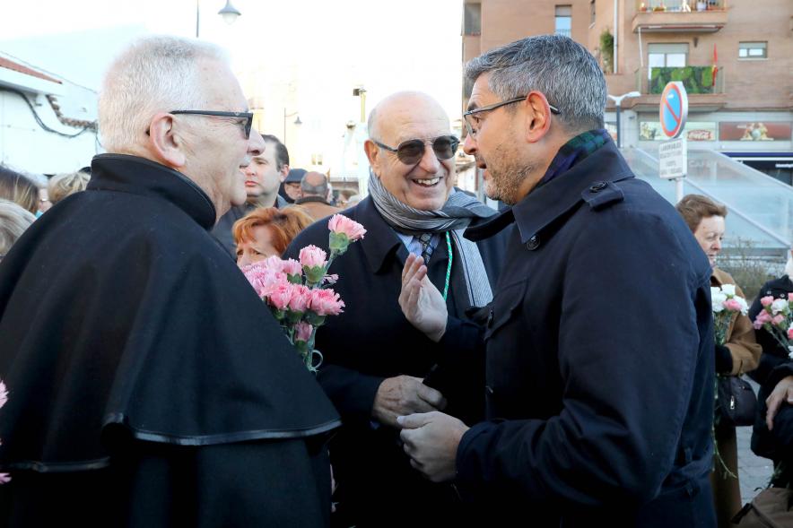 Ofrenda Floral 2023 - Imagen del vicealcalde Rafael Sánchez Acera charlando con un grupo de oferentes.