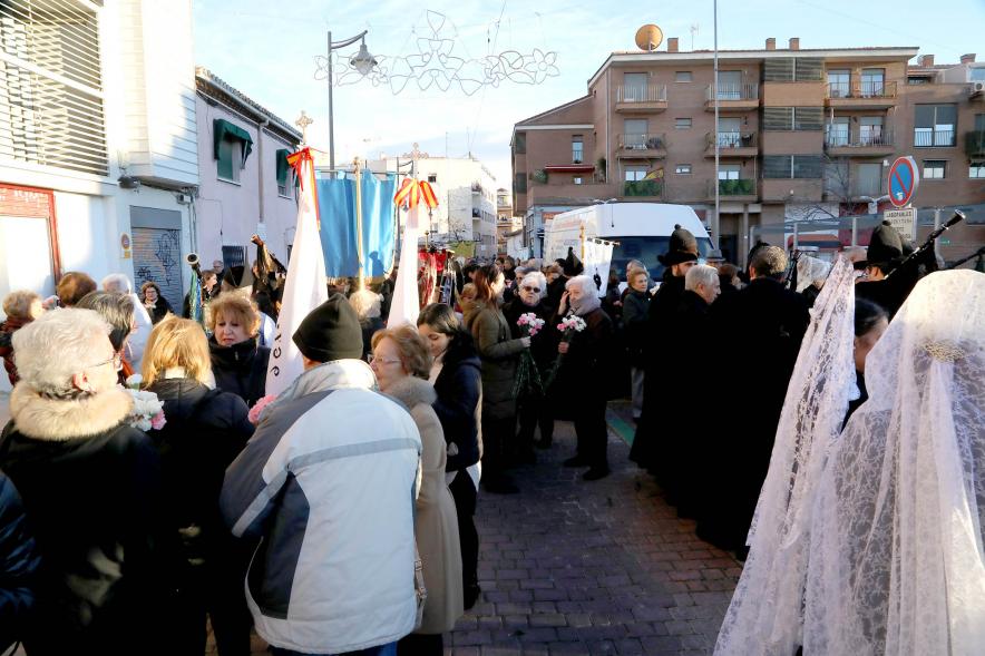 Ofrenda Floral 2023 - Imagen del público reunido antes de comenzar la ofrenda en la plaza de la Artesanía.
