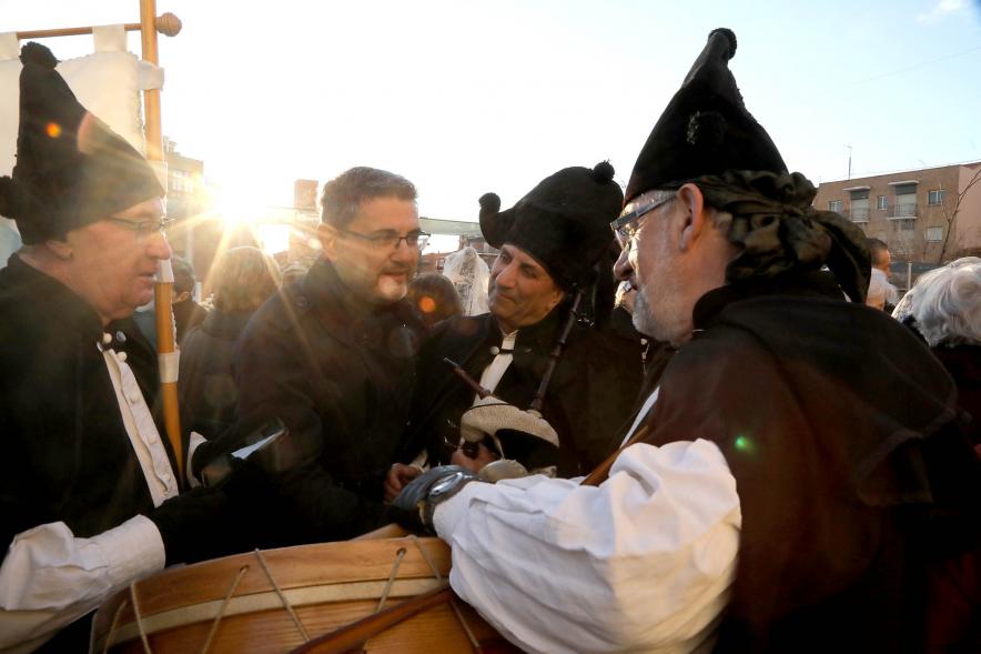 Ofrenda Floral 2023 - Imagen del vicealcalde Rafael Sánchez Acera charlando con un grupo de oferentes.