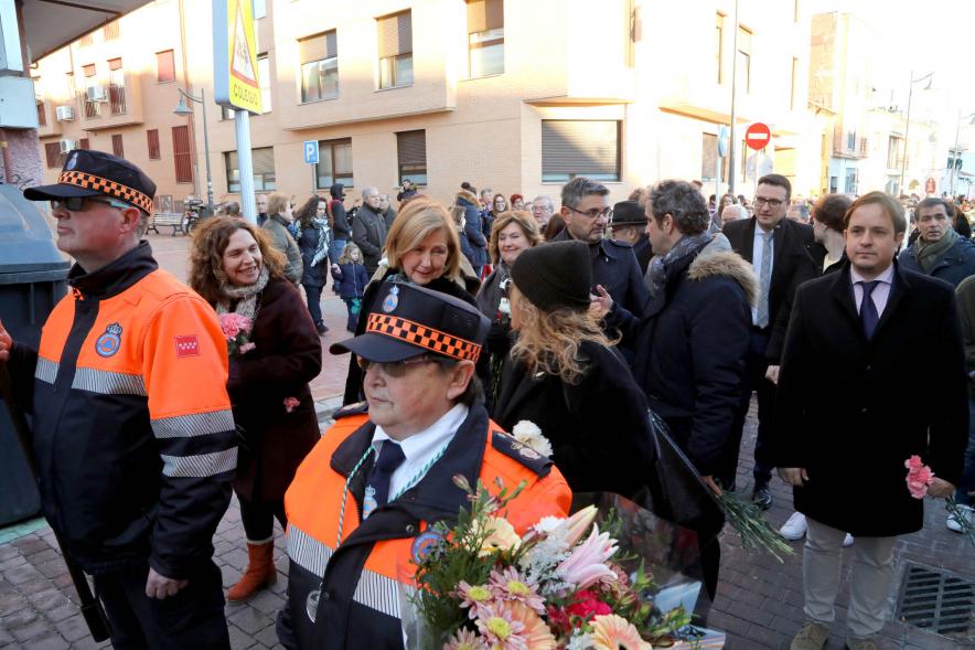 Ofrenda Floral 2023 - Imagen de las autoridades iniciando la marcha de la ofrenda floral en dirección a la parroquia de San Pedro Apóstol.