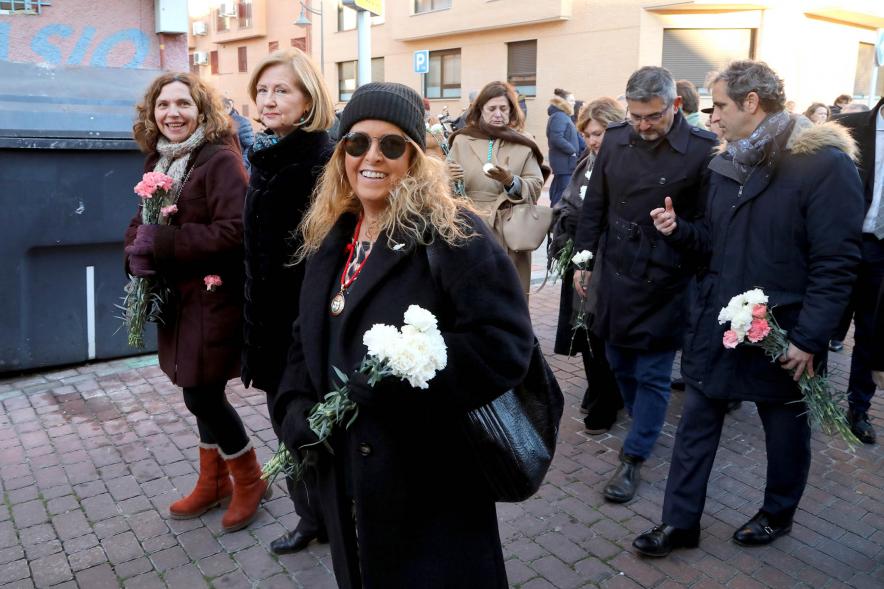 Ofrenda Floral 2023 - Imagen de las autoridades iniciando la marcha de la ofrenda floral en dirección a la parroquia de San Pedro Apóstol.
