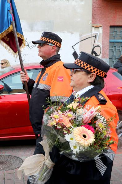 Ofrenda Floral 2023 - Imagen de miembros de Protección Civil de Alcobendas de un momento de la marcha de la ofrenda floral.