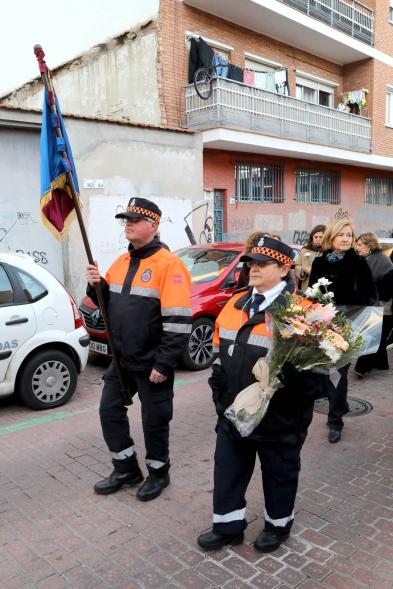 Ofrenda Floral 2023 - Imagen de miembros de Protección Civil de Alcobendas de un momento de la marcha de la ofrenda floral.