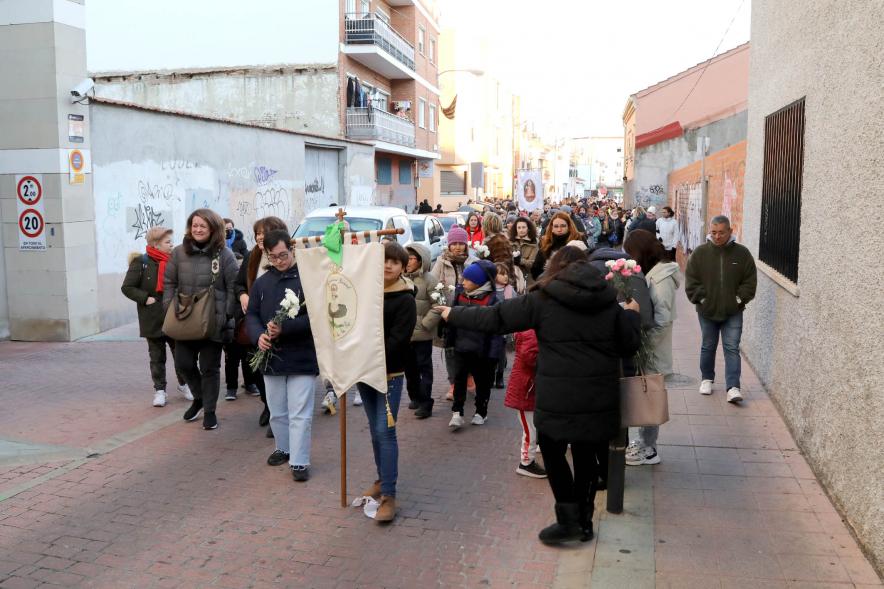 Ofrenda Floral 2023 - Imagen de miembros de la Hermandad Juvenil Ntra. Sra. de la Paz, de un momento de la marcha de la ofrenda floral.