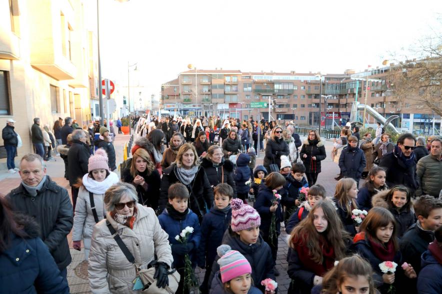 Ofrenda Floral 2023 - Imagen de miembros de la Hermandad Juvenil Ntra. Sra. de la Paz, de un momento de la marcha de la ofrenda floral.