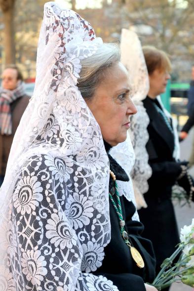 Ofrenda Floral 2023 - Imagen primer plano de una mujer miembro de la Asociación de la Mantilla Española, en un momento de la marcha de la ofrenda floral.