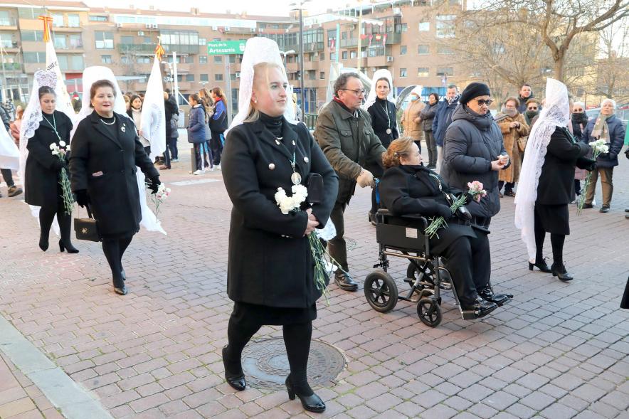 Ofrenda Floral 2023 - Imagen mujeres miembras de la Asociación de la Mantilla Española, en un momento de la marcha de la ofrenda floral.