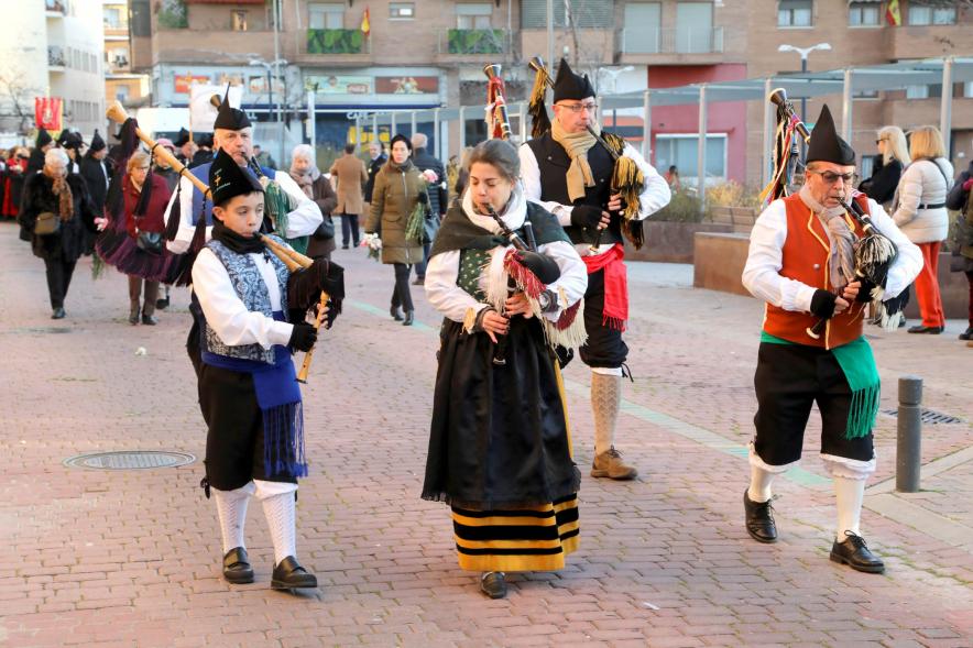 Ofrenda Floral 2023 - Imagen los gaiteros de la Xuntanza de Galegos, en un momento de la marcha de la ofrenda floral.