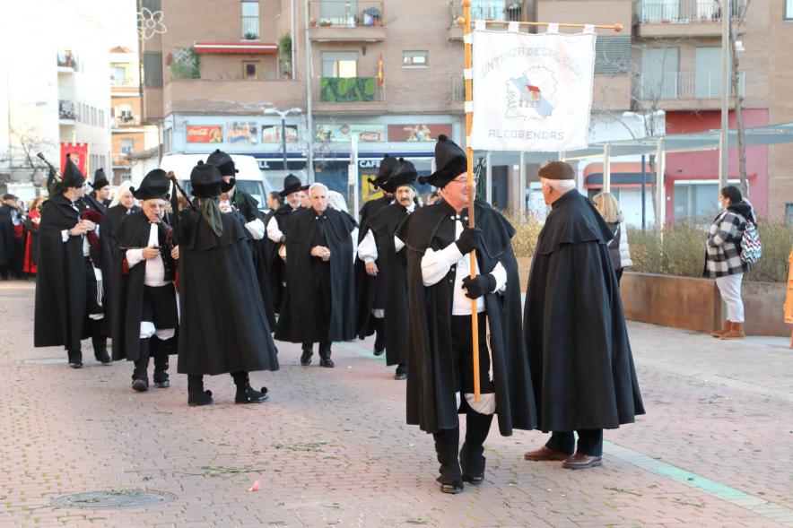 Ofrenda Floral 2023 - Imagen los miembros de la Xuntanza de Galegos, en un momento de la marcha de la ofrenda floral.