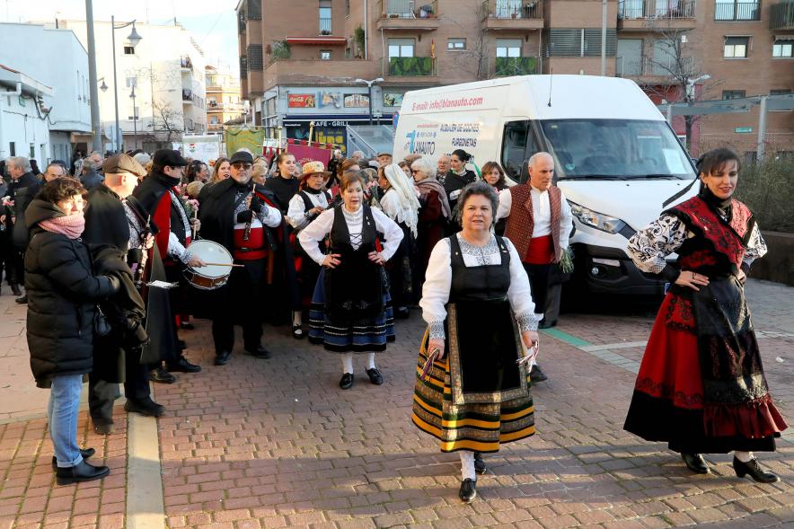 Ofrenda Floral 2023 - Imagen los miembros de Casa regional de Castilla – León, en un momento de la marcha de la ofrenda floral.