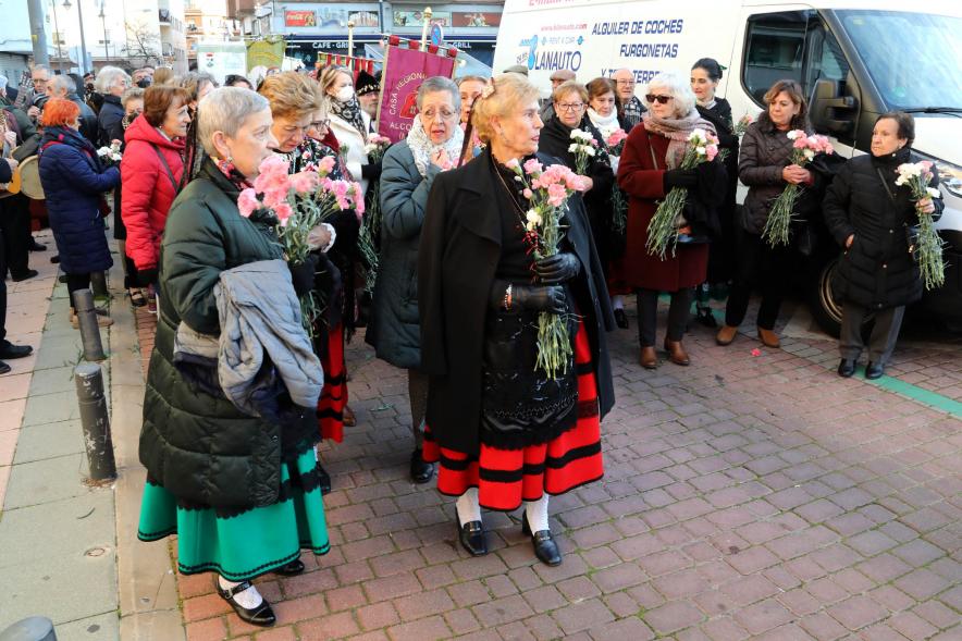 Ofrenda Floral 2023 - Imagen los miembros de Casa regional de Castilla – La Mancha, en un momento de la marcha de la ofrenda floral.