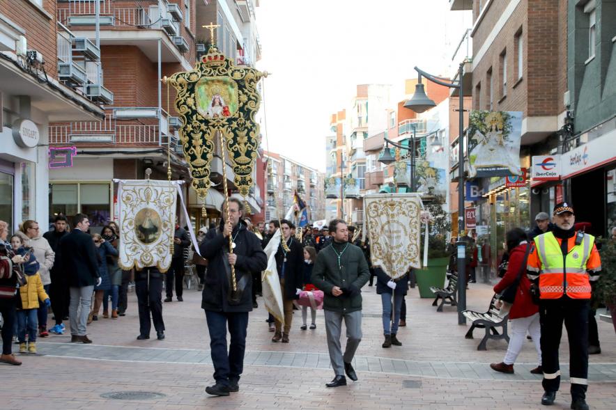 Ofrenda Floral 2023 - Imagen de los estandartes y banderas de la Hermandad, en un momento de la marcha de la ofrenda floral.