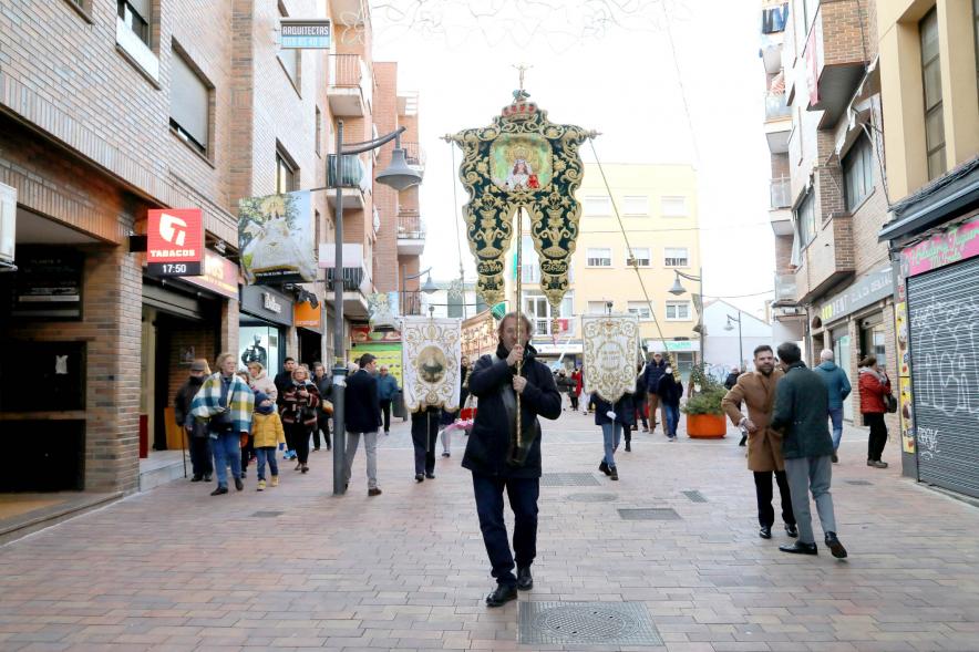 Ofrenda Floral 2023 - Imagen de estandartes y banderas de la Hermandad, en un momento de la marcha de la ofrenda floral.