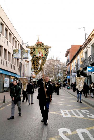 Ofrenda Floral 2023 - Imagen de estandartes y banderas de la Hermandad, en un momento de la marcha de la ofrenda floral.