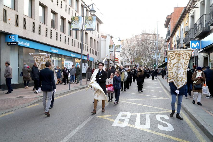 Ofrenda Floral 2023 - Imagen de estandartes y banderas de la Hermandad, en un momento de la marcha de la ofrenda floral.