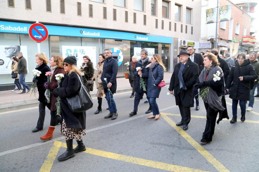 Ofrenda Floral 2023 - Imagen de las Autoridades participantes, en un momento de la marcha de la ofrenda floral.