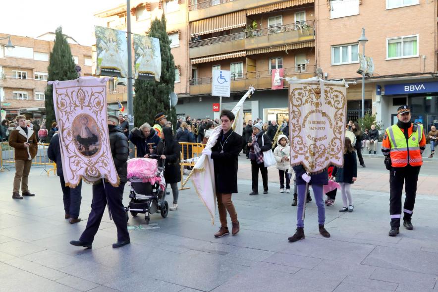 Ofrenda Floral 2023 - Imagen de los estandartes y banderas de la Hermandad, en un momento de la marcha de la ofrenda floral.