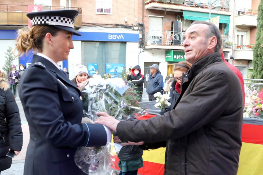 Ofrenda Floral 2023 - Imagen de una Policía Municipal de Alcobendas entregando un ramo para la ofrenda floral.