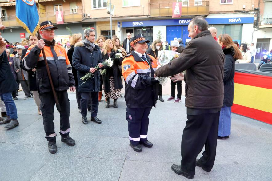 Ofrenda Floral 2023 -  Imagen de una miembro de  Protección Civil de Alcobendas entregando un ramo para la ofrenda floral.