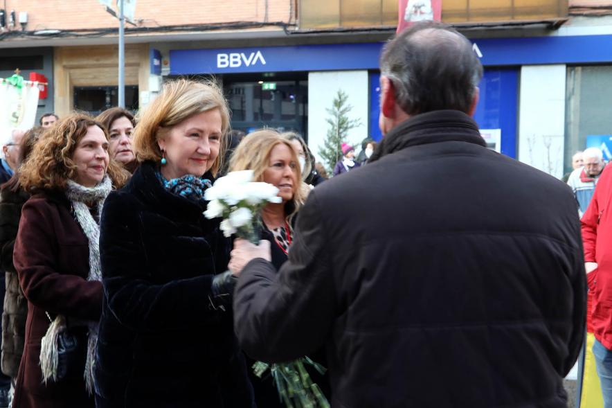Ofrenda Floral 2023 - Imagen de la concejala Rosario Tamayo entregando un ramo para la ofrenda floral.