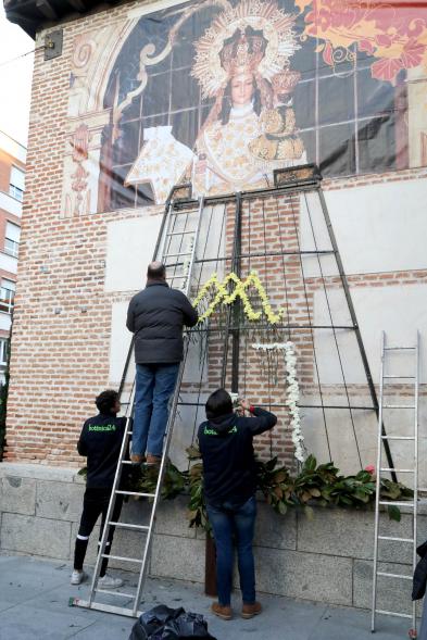 Ofrenda Floral 2023 - Imagen de las personas encargadas de recoger las flores, haciendo el manto de la Virgen.