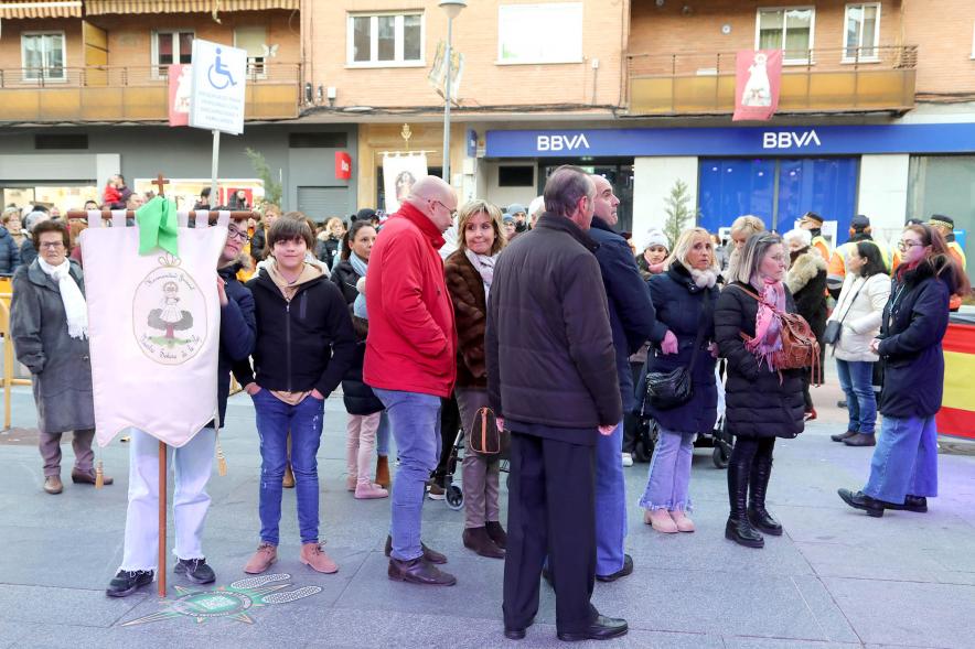 Ofrenda Floral 2023 -  Imagen de dos jóvenes, sujetando su estandarte de la Hermandad Juvenil Ntra. Sra. de la Paz.