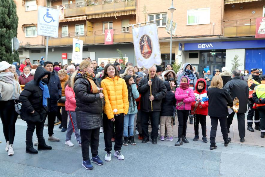 Ofrenda Floral 2023 - Imagen de jóvenes esperando a entregar las flores para la ofrenda.