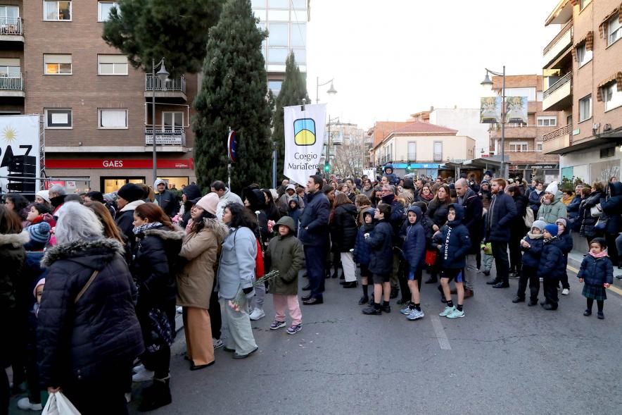 Ofrenda Floral 2023 - Imagen de uno de los oferentes, el  Colegio María Teresa esperando a entregar las flores para la ofrenda.