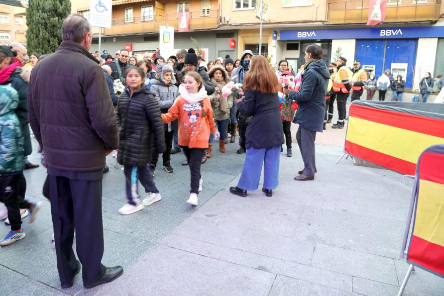 Ofrenda Floral 2023 - Imagen de un momento de la recogida de las flores por las personas encargadas de ello. 