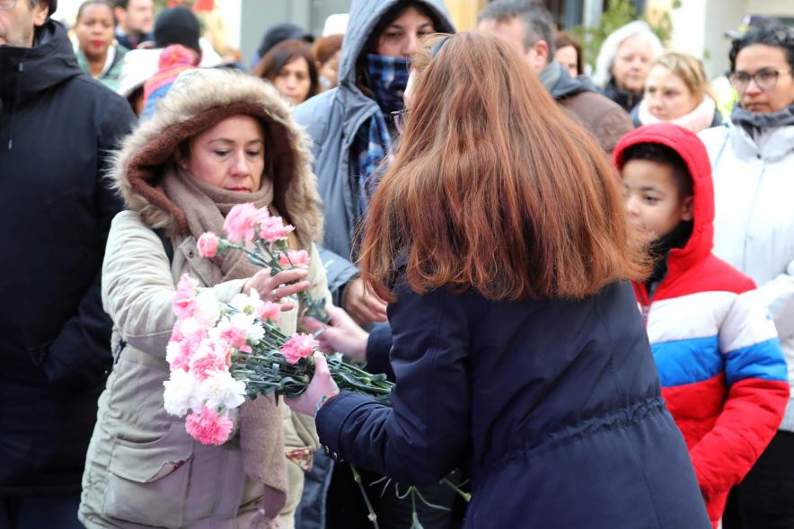 Ofrenda Floral 2023 - Imagen de un momento de la recogida de las flores por las personas encargadas de ello. 