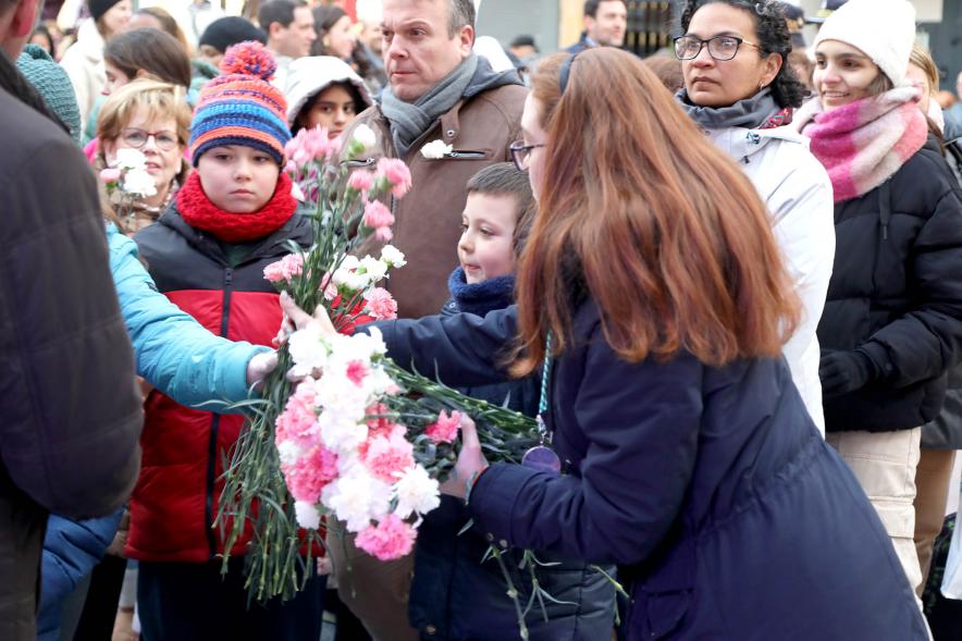 Ofrenda Floral 2023 - Imagen de un momento de la recogida de las flores por las personas encargadas de ello. 