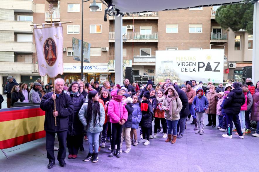 Ofrenda Floral 2023 - Imagen de personas dejando la plaza de la Artesanía después de haber hecho la ofrenda.