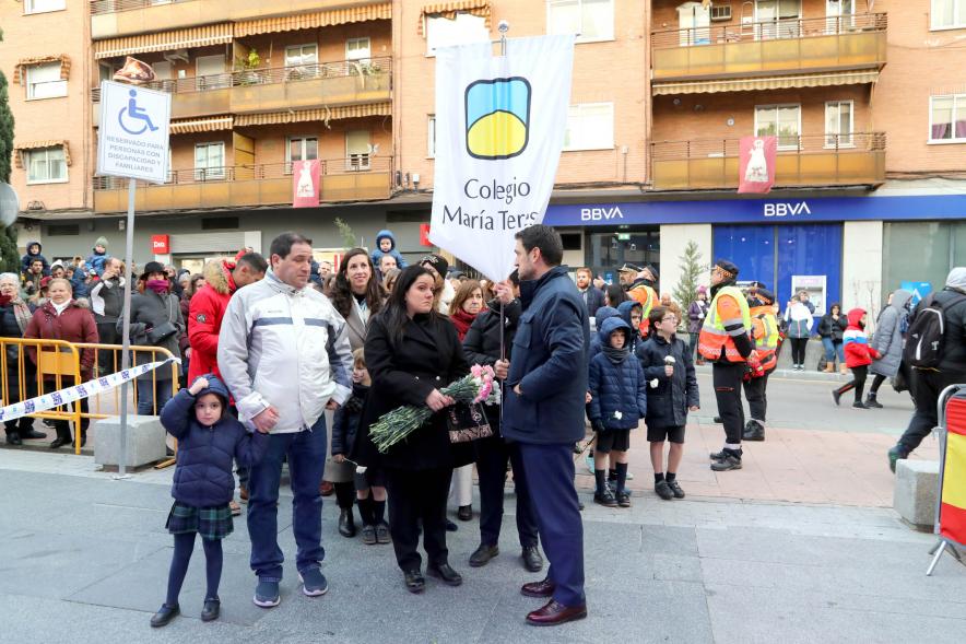 Ofrenda Floral 2023 - Imagen de los miembros del Colegio María Teresa entregando las flores para la ofrenda.