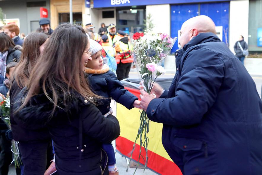Ofrenda Floral 2023 -  Imagen de los miembros de un ofertante entregando las flores.
