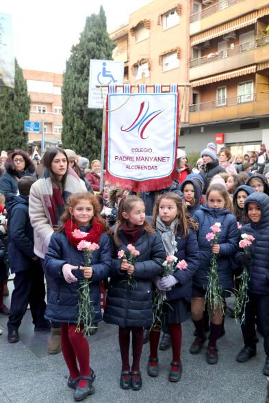 Ofrenda Floral 2023 - Imagen de los miembros del Colegio Padre Manyanet esperando para hacer la entrega de las flores para la ofrenda.