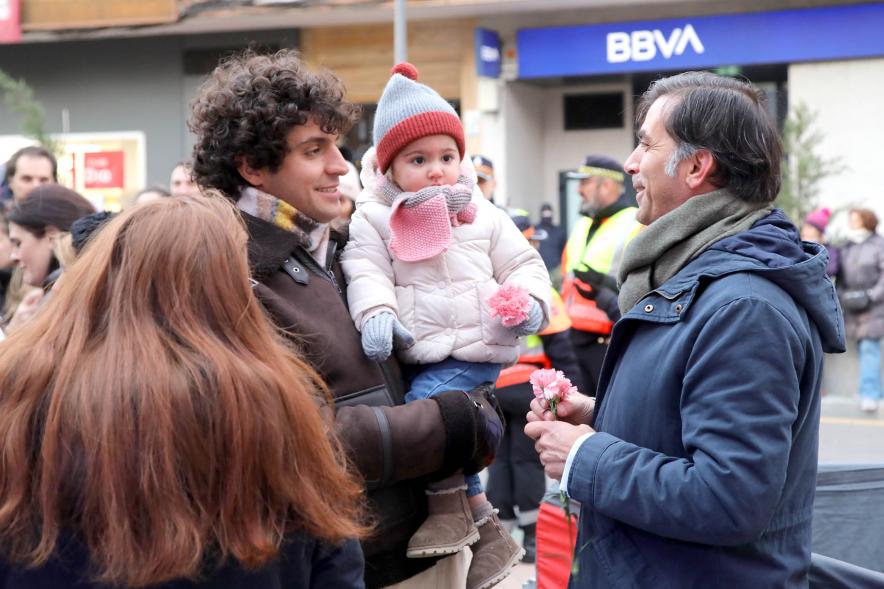 Ofrenda Floral 2023 -  Imagen de personas charlando.