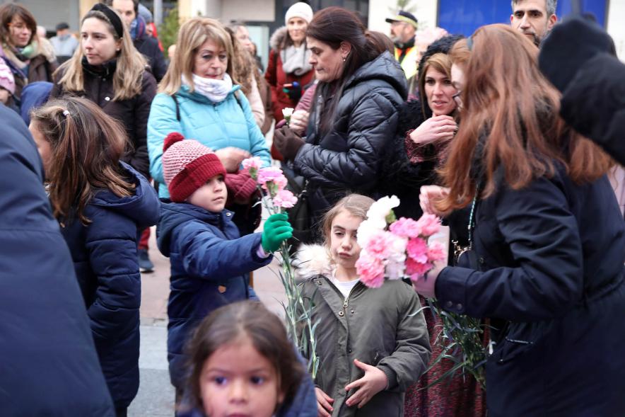 Ofrenda Floral 2023 - Imagen de los miembros de un ofertante entregando las flores.