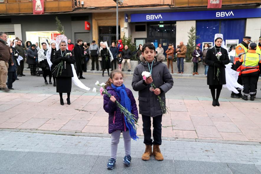 Ofrenda Floral 2023 -  Imagen de unos niños posando con sus flores, antes de hacer la ofrenda.