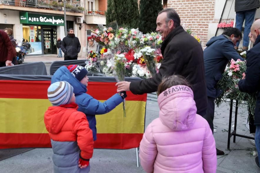 Ofrenda Floral 2023 - Imagen de un momento de la recogida de las flores por las personas encargadas de ello. 