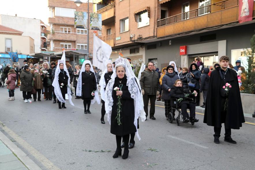 Ofrenda Floral 2023 - Imagen de los miembros de la Asociación de la Mantilla Española esperando para hacer la entrega de las flores para la ofrenda.
