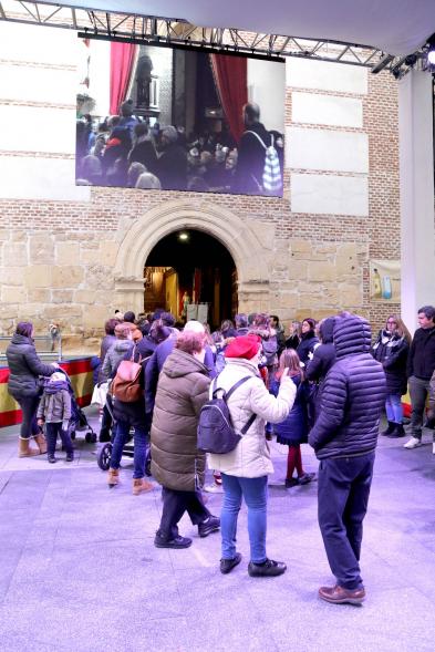 Ofrenda Floral 2023 - Imagen de personas entrando al interior de la parroquia de San Pedro Apóstol.